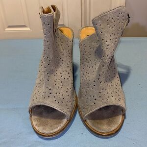 Diba booties sz. 8.5, gray suede